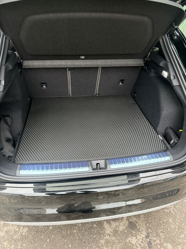 AUDİ Q3 FJ 2025 SONRASI ÜST KADEME EVA BAGAJ HAVUZU
